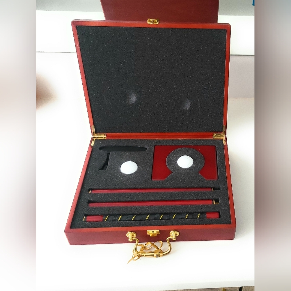 Elegant Picnic Time Red Golf Putting Set